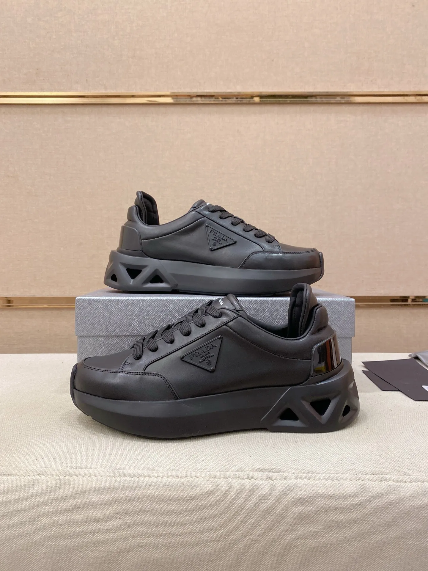 Men's shoes 💰 660💰 ✔️✔️✔️High-quality new PRADA counters are launched at the same time. The new men's shoes and 😘fabrics are selected from first-layer cowhide fabrics. Lining: Imported cowhide leather lining. 👍🏿High-end☄️Open-molded non-slip rubber outsole, exquisite lines, simple and elegant, comfortable and high-end for leisure travel. Code number: 38 to 45